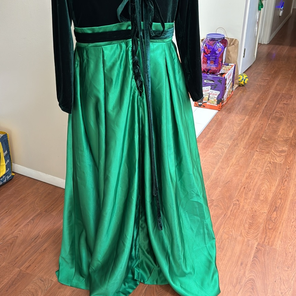 Elegant Green Velvet & Satin Evening Dress - Picture 5 of 8